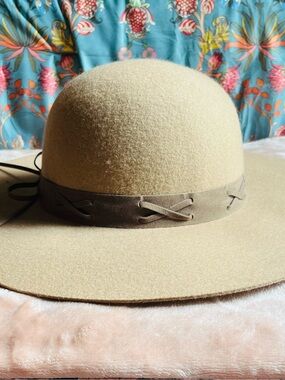 D&Y Beige Wool Felt Wide Brim Hat with Suede Band
